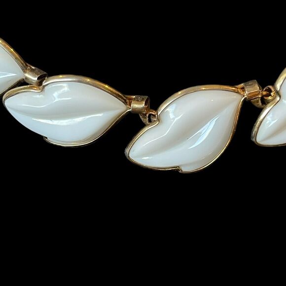 Vintage Crown Trifari White Milk Glass Leaf Motif Choker 15" Necklace Signed - Picture 3 of 6
